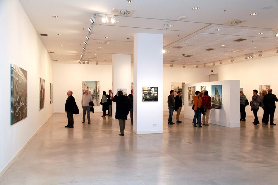 Vista general de los asistentes a la exposición. 