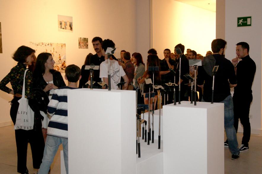 Inauguración Exposiciones de Iñaki Gonzalo "Gradiente" y Eduardo Nave "Like" en el Centro de Arte - Los visitantes a la exposición.