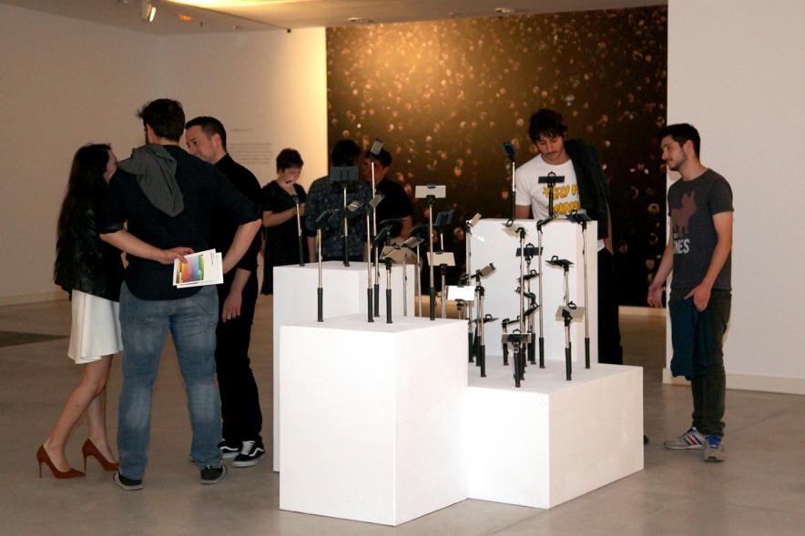 Inauguración Exposiciones de Iñaki Gonzalo "Gradiente" y Eduardo Nave "Like" en el Centro de Arte - Los visitantes a la exposición.