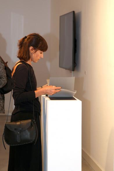 Inauguración Exposiciones de Iñaki Gonzalo "Gradiente" y Eduardo Nave "Like" en el Centro de Arte - Una visitante junta a una obra.
