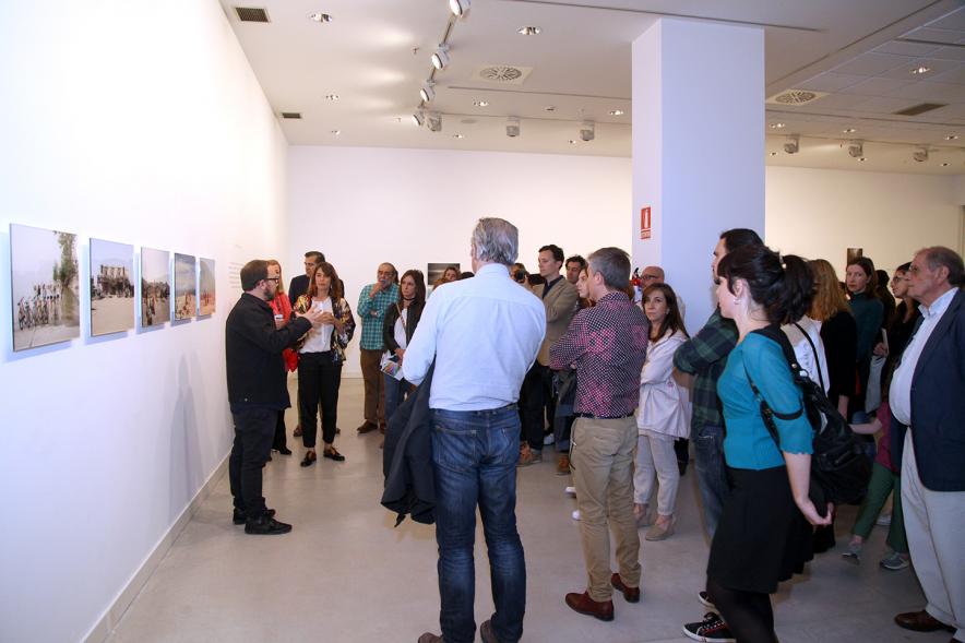 Inauguración Exposiciones de Iñaki Gonzalo "Gradiente" y Eduardo Nave "Like" en el Centro de Arte - El autor  comenta  al auditorio.