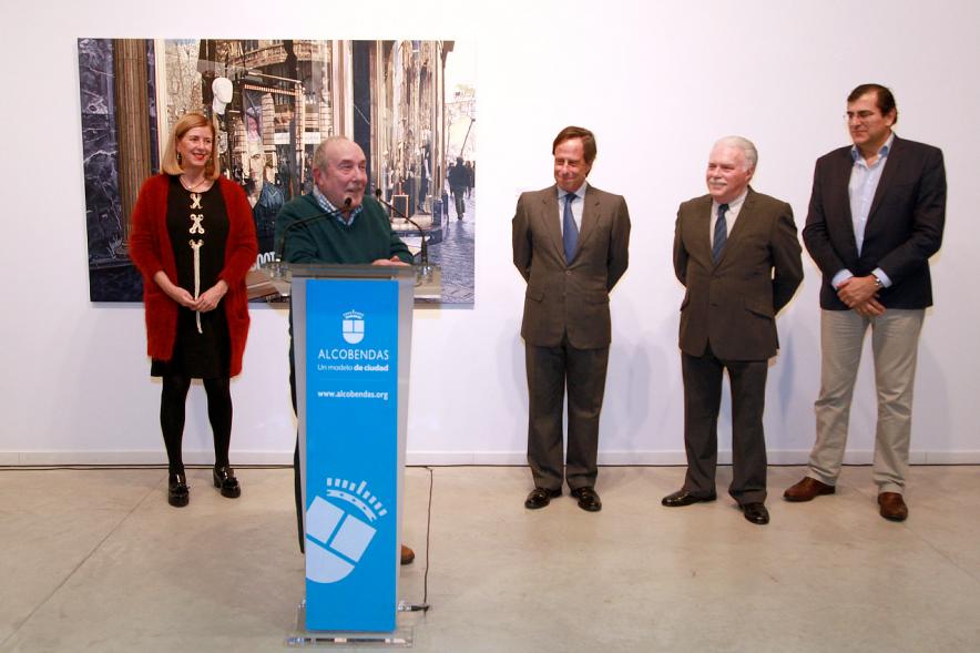 Inauguración de las Exposiciones de Fernando Herraiz y José Miguel Palacio - Las autoridades y el autor