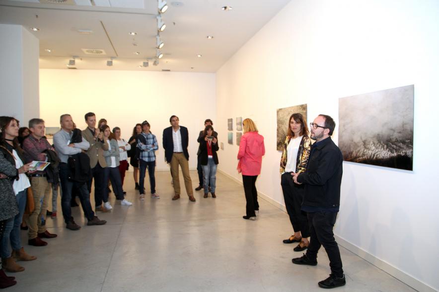 Inauguración Exposiciones de Iñaki Gonzalo "Gradiente" y Eduardo Nave "Like" en el Centro de Arte - El autor  comenta  al auditorio.