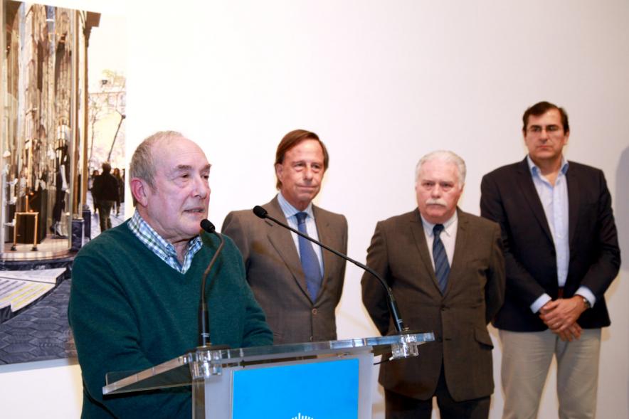 Inauguración de las Exposiciones de Fernando Herraiz y José Miguel Palacio - Las autoridades y el autor. 