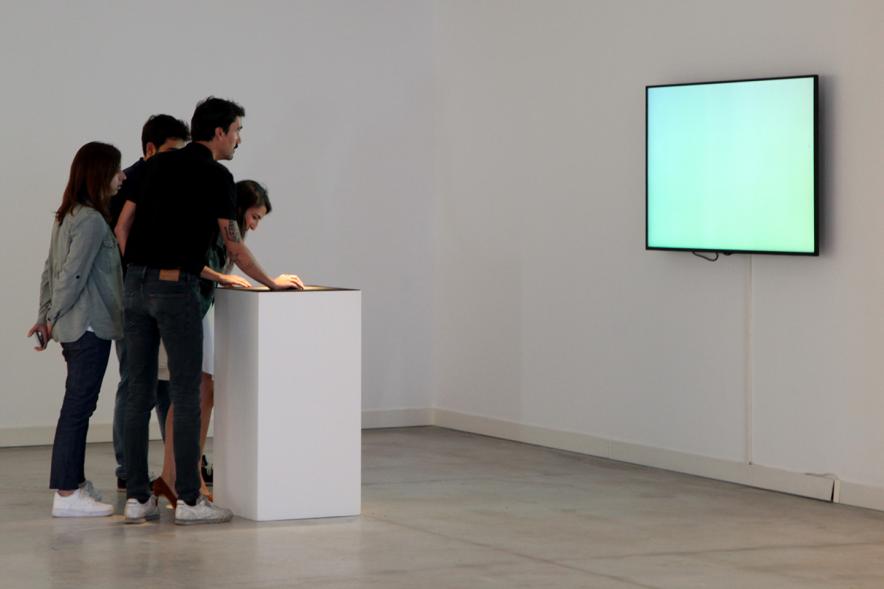 Inauguración Exposiciones de Iñaki Gonzalo "Gradiente" y Eduardo Nave "Like" en el Centro de Arte - Los visitantes interactúan con las obras.