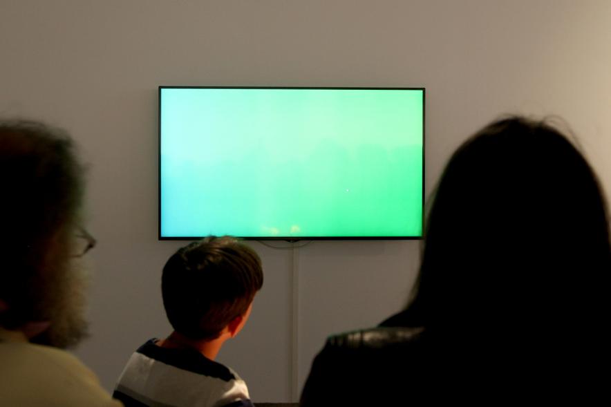 Inauguración Exposiciones de Iñaki Gonzalo "Gradiente" y Eduardo Nave "Like" en el Centro de Arte -  Los visitantes interactuando con la obra.
