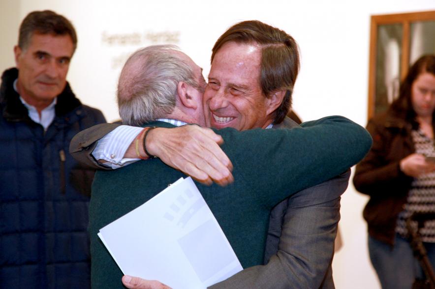 Inauguración de las Exposiciones de Fernando Herraiz y José Miguel Palacio - Abrazo del alcalde con el autor.