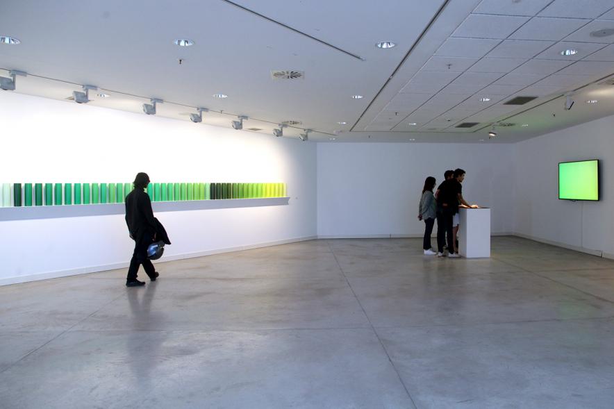 Inauguración Exposiciones de Iñaki Gonzalo "Gradiente" y Eduardo Nave "Like" en el Centro de Arte - Los visitantes a la exposición.