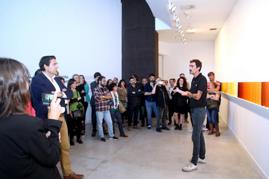 Inauguración Exposiciones de Iñaki Gonzalo "Gradiente" y Eduardo Nave "Like" en el Centro de Arte -  El autor  comentando.