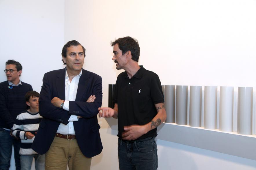 Inauguración Exposiciones de Iñaki Gonzalo "Gradiente" y Eduardo Nave "Like" en el Centro de Arte - El autor y el concejal.