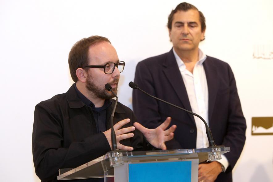 Inauguración Exposiciones de Iñaki Gonzalo "Gradiente" y Eduardo Nave "Like" en el Centro de Arte - El autor y el concejal. 