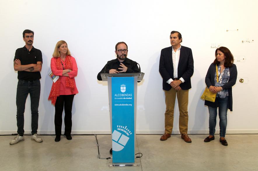 Inauguración Exposiciones de Iñaki Gonzalo "Gradiente" y Eduardo Nave "Like" en el Centro de Arte - Las autoridades con el autor.
