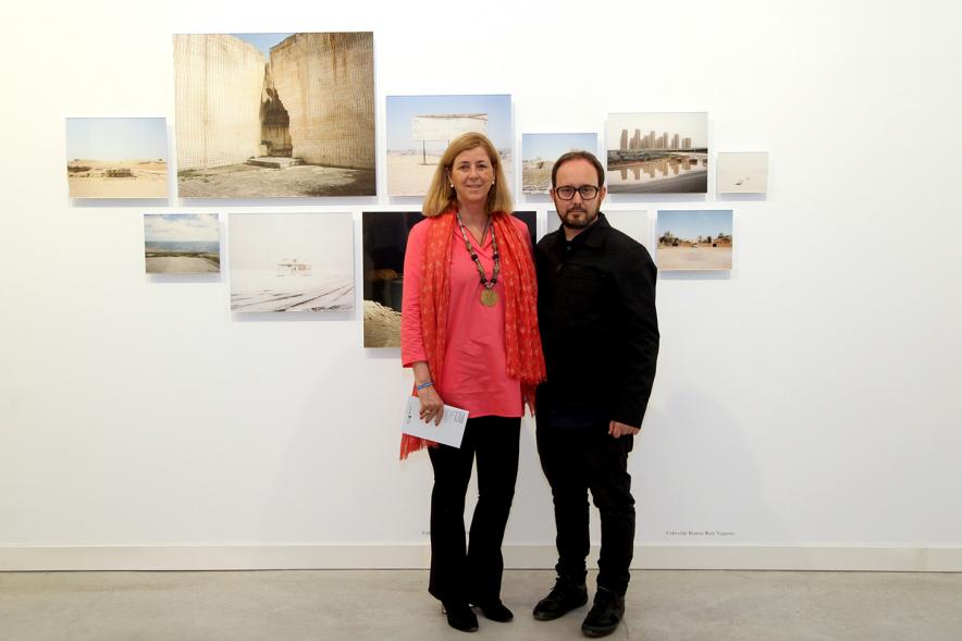 Inauguración Exposiciones de Iñaki Gonzalo "Gradiente" y Eduardo Nave "Like" en el Centro de Arte - El autor y la concejal.