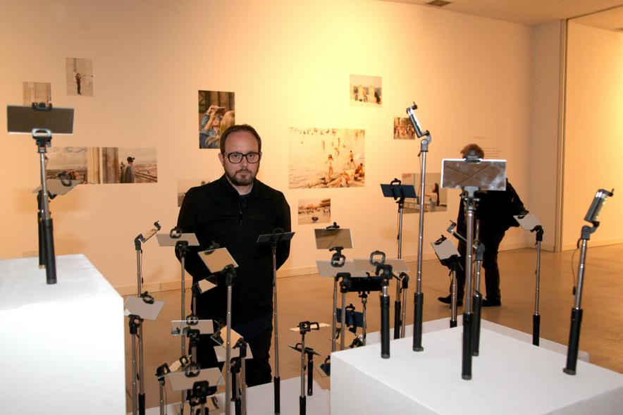 Inauguración Exposiciones de Iñaki Gonzalo "Gradiente" y Eduardo Nave "Like" en el Centro de Arte - El autor y su obra.