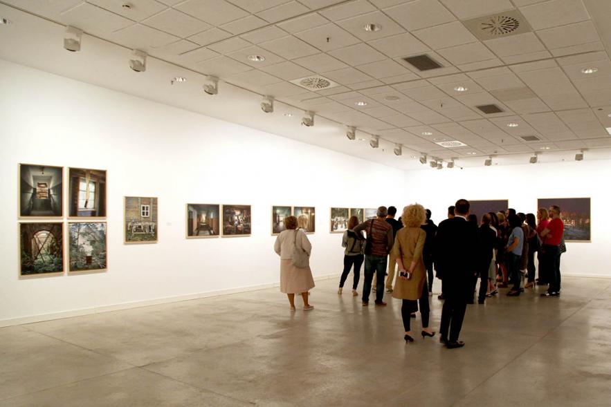 Vista general de los visitantes en la exposición. Inauguración Exposiciones "Nudos - Topología de la Memoria" y "Solovki" – 2019