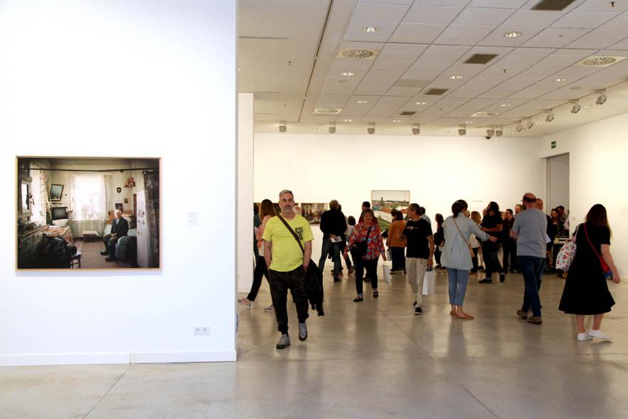 Vista general de los visitantes en la exposición. Inauguración Exposiciones "Nudos - Topología de la Memoria" y "Solovki" – 2019