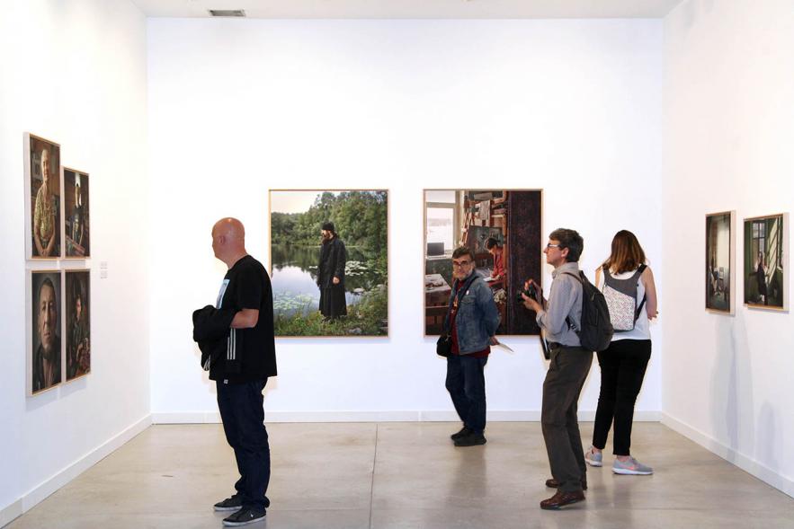 Visitantes en la muestra. Inauguración Exposiciones "Nudos - Topología de la Memoria" y "Solovki" – 2019