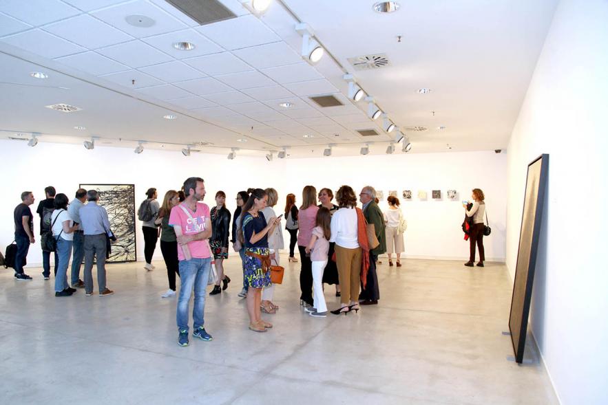 Vista general de los visitantes en la exposición. Inauguración Exposiciones "Nudos - Topología de la Memoria" y "Solovki" – 2019