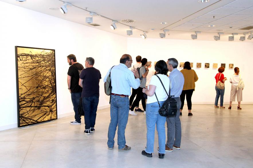 Vista general de los visitantes en la exposición. Inauguración Exposiciones "Nudos - Topología de la Memoria" y "Solovki" – 2019