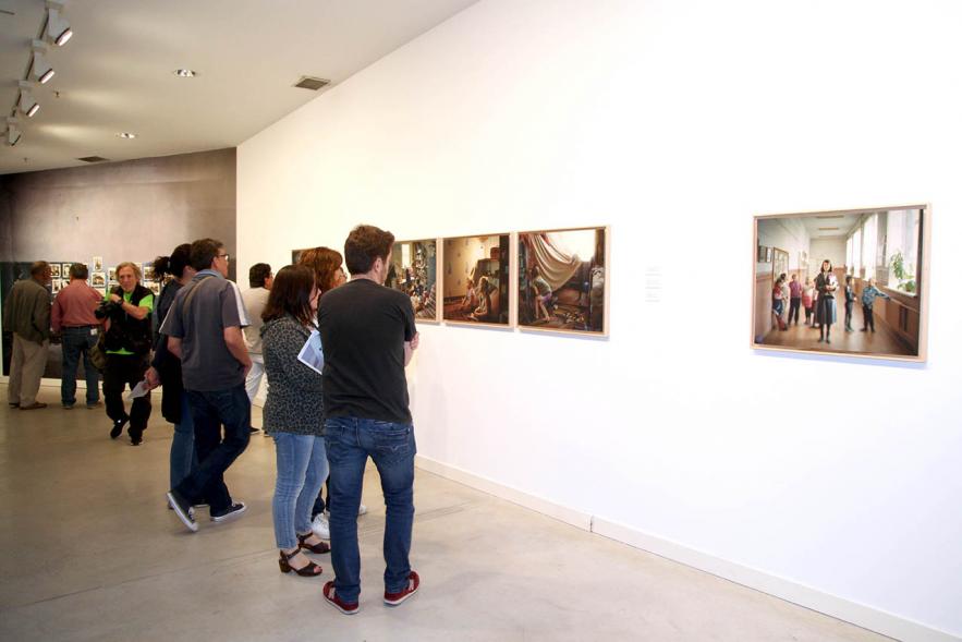 Visitantes en la muestra. Inauguración Exposiciones "Nudos - Topología de la Memoria" y "Solovki" – 2019