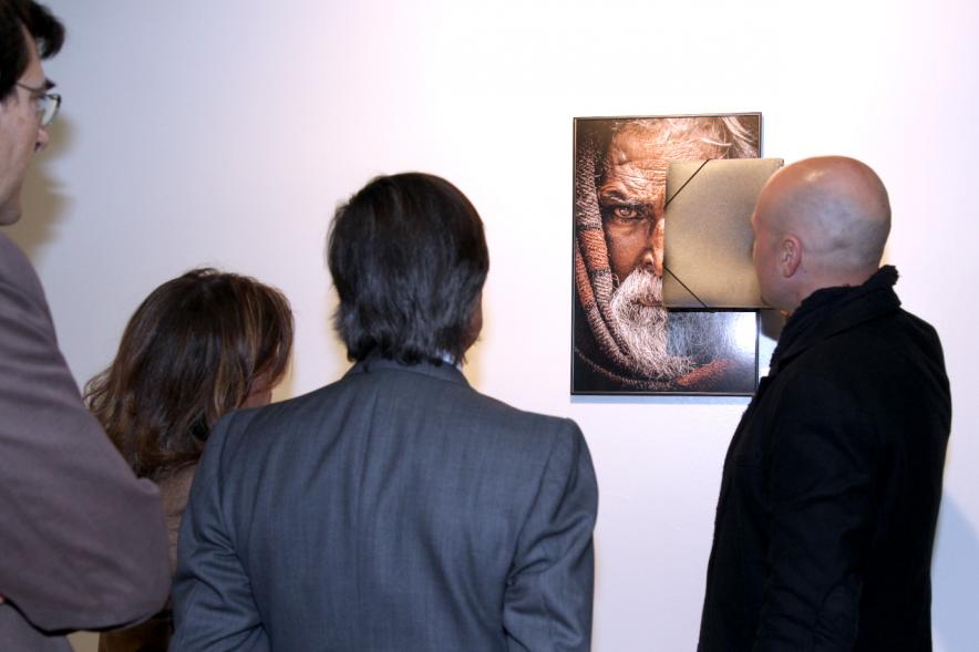 Inauguración Exposición Fotográfica Almas en el Patio de Encuentros - El autor y las autoridades.