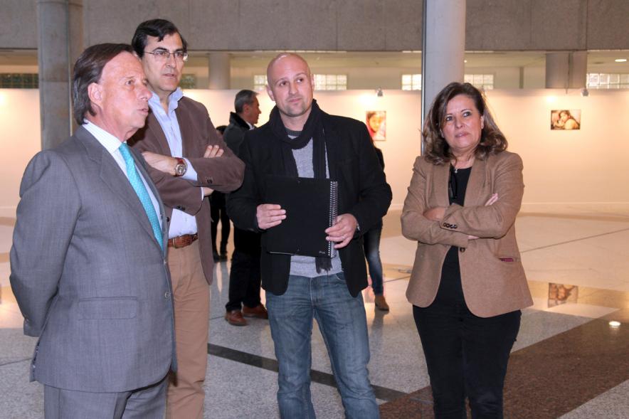 Inauguración Exposición Fotográfica Almas en el Patio de Encuentros - El autor y las autoridades.