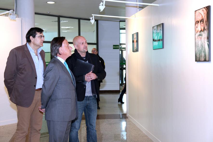 Inauguración Exposición Fotográfica Almas en el Patio de Encuentros - El autor y las autoridades.