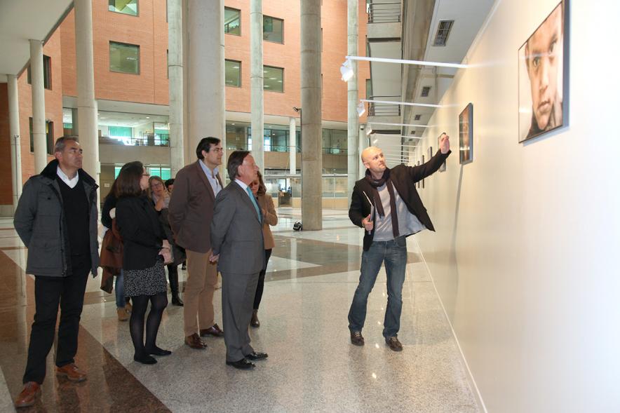 Inauguración Exposición Fotográfica Almas en el Patio de Encuentros - El autor y las autoridades.