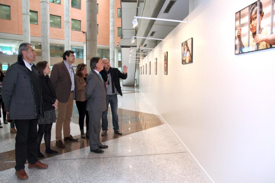 Inauguración Exposición Fotográfica Almas en el Patio de Encuentros - El autor y las autoridades.