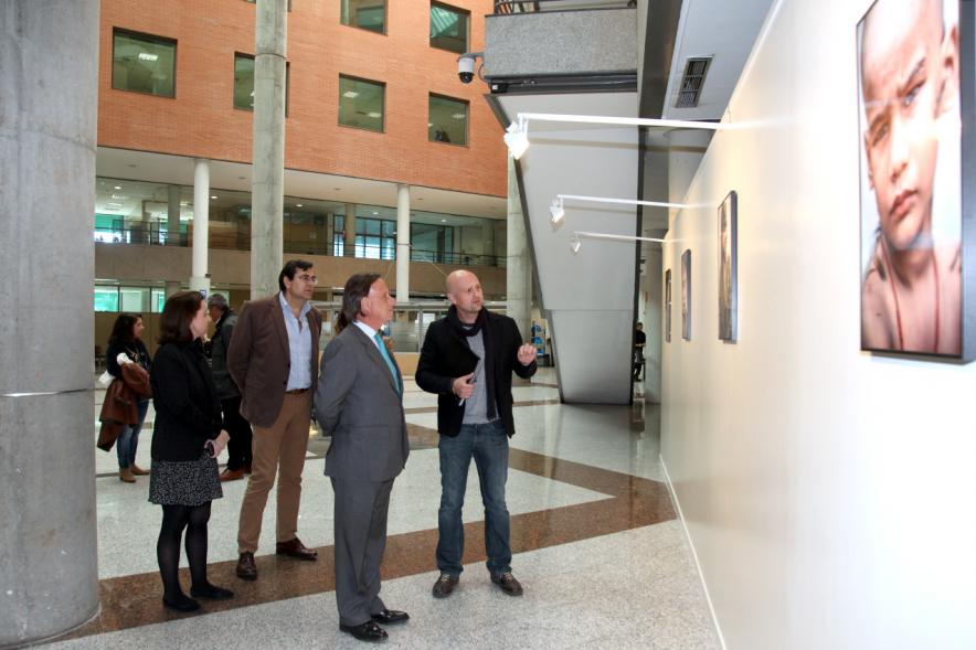 Inauguración Exposición Fotográfica Almas en el Patio de Encuentros - El autor y las autoridades.