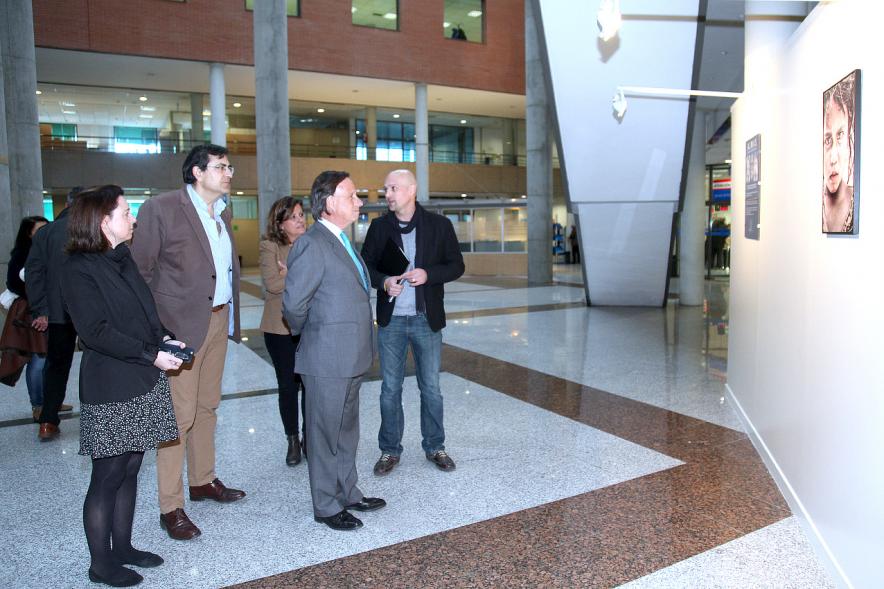 Inauguración Exposición Fotográfica Almas en el Patio de Encuentros - El autor y las autoridades.
