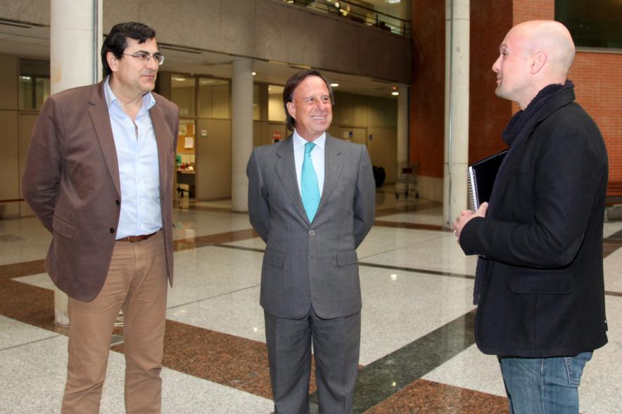 Inauguración Exposición Fotográfica Almas en el Patio de Encuentros -El autor y las autoridades.