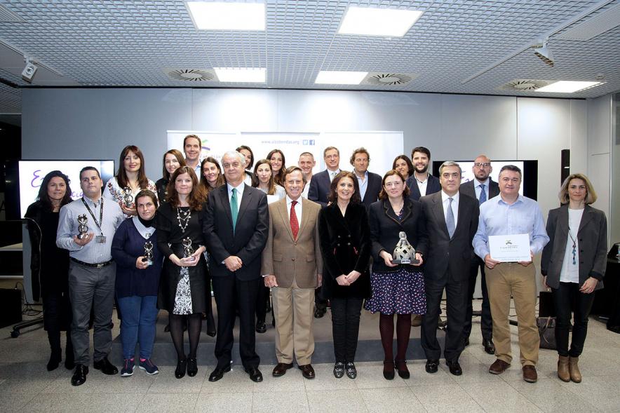 Foto general de los representantes del consistorio y galardonados.