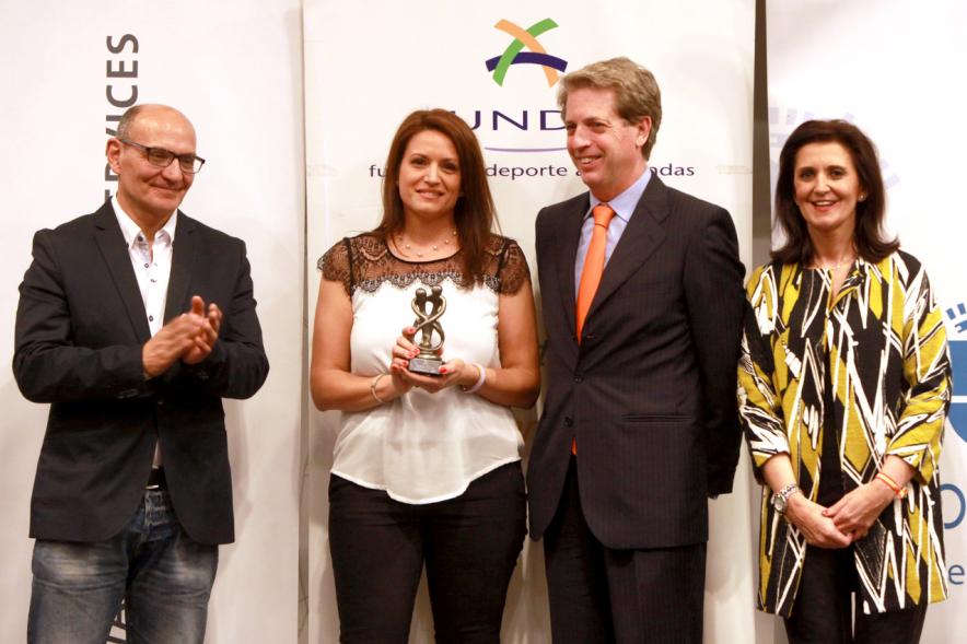 Exposocial FUNDAL 2016 - Imagen de una de las premiadas junto a otras personas.