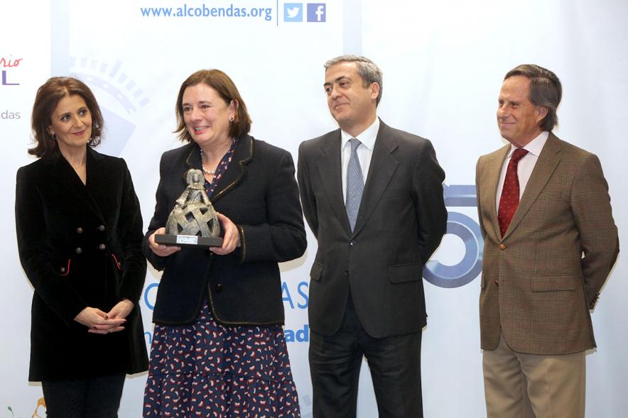 Representantes del consistorio y galardonado. 