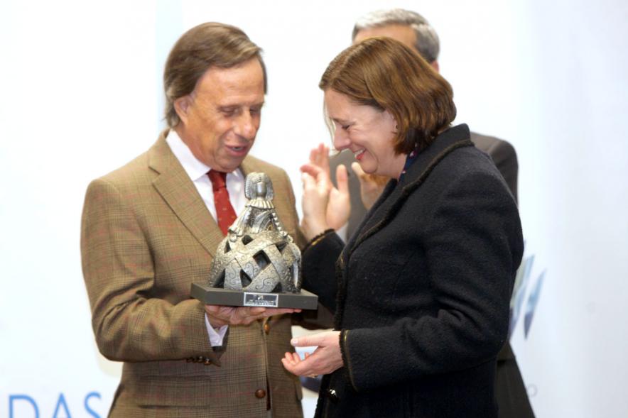 Alcalde Ignacio de Vinuesa entregando estatuilla a la galardonada. 