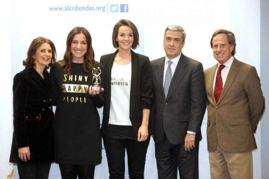Representantes del consistorio y galardonado. 