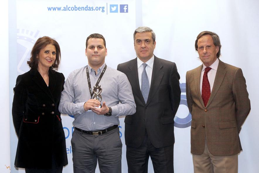 Representantes del consistorio y galardonado. 