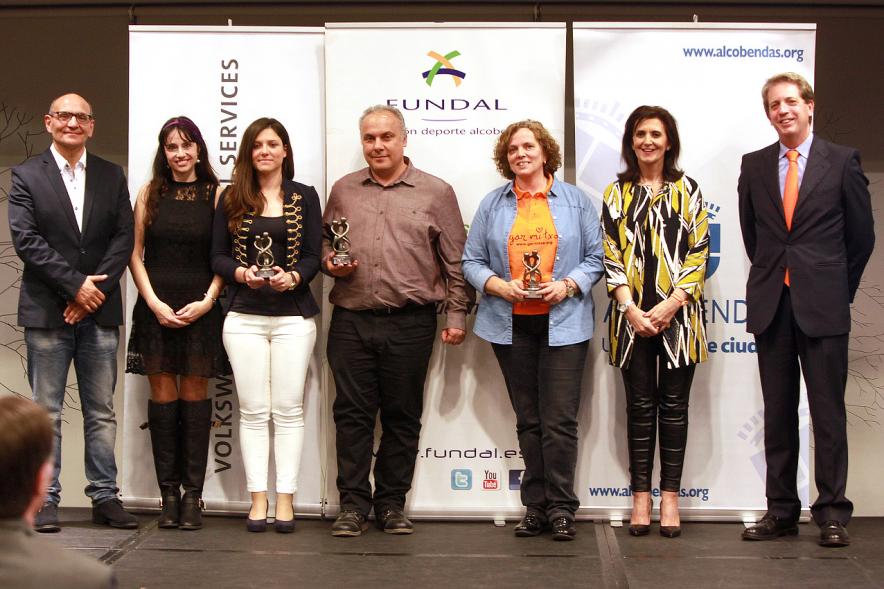 Exposocial FUNDAL 2016 - Imagen de una premiada posando delante del photocall de FUNDAL junto a otras personas.