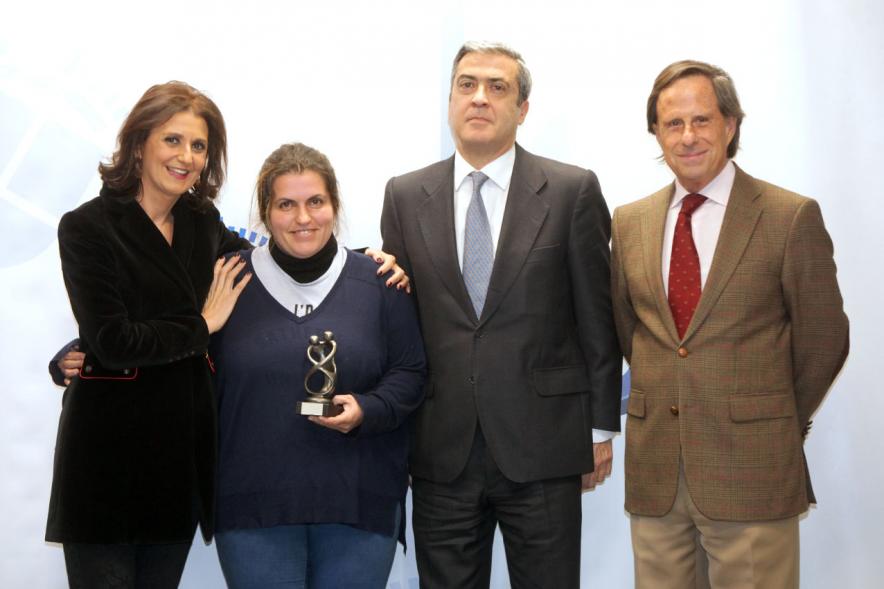 Representantes del consistorio y galardonado. 