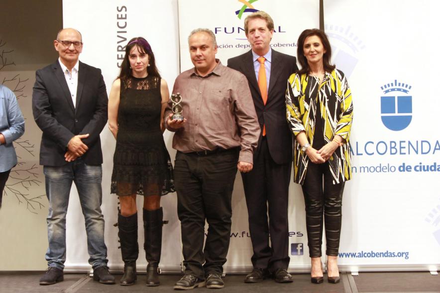 Exposocial FUNDAL 2016 - Imagen de un premiado posando delante del photocall de FUNDAL junto a otras personas.
