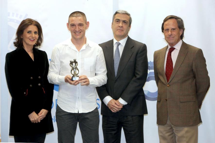 Representantes del consistorio y galardonado. 