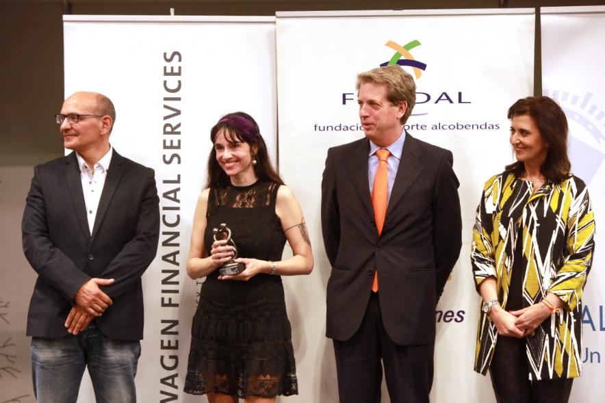 Exposocial FUNDAL 2016 - Imagen de una premiada posando delante del photocall de FUNDAL junto a otras personas.