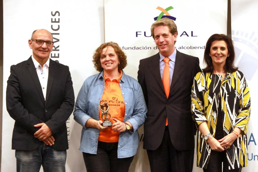 Exposocial FUNDAL 2016 - Imagen de una premiada posando delante del photocall de FUNDAL junto a otras personas.