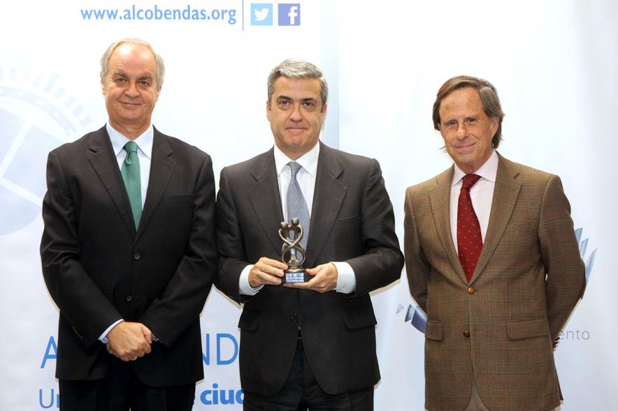 Representantes del consistorio y galardonado. 