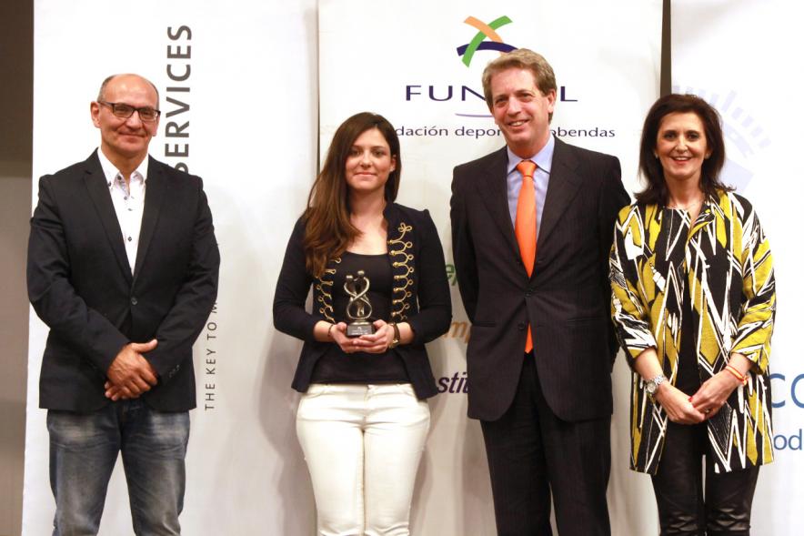 Exposocial FUNDAL 2016 - Imagen de una premiada posando delante del photocall de FUNDAL junto a otras personas.