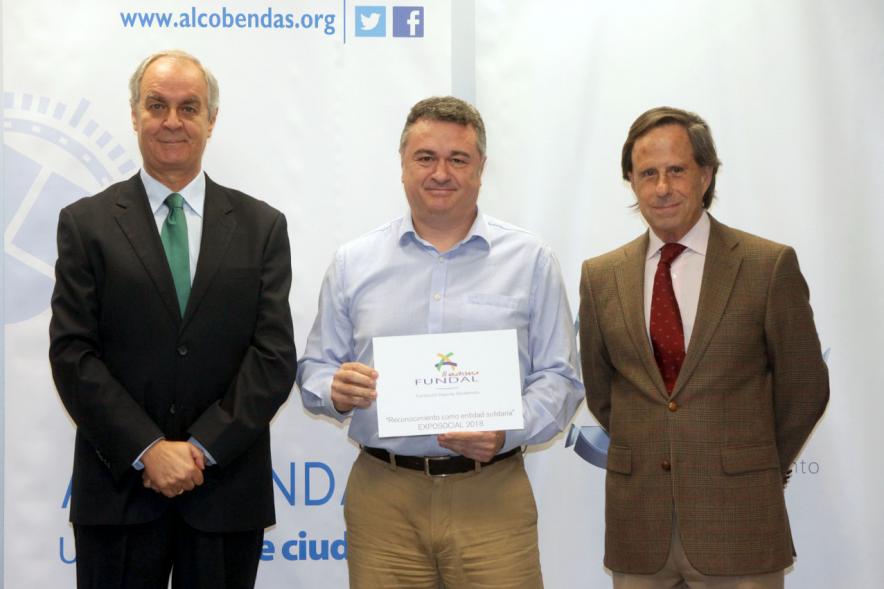 Representantes del consistorio y galardonado. 