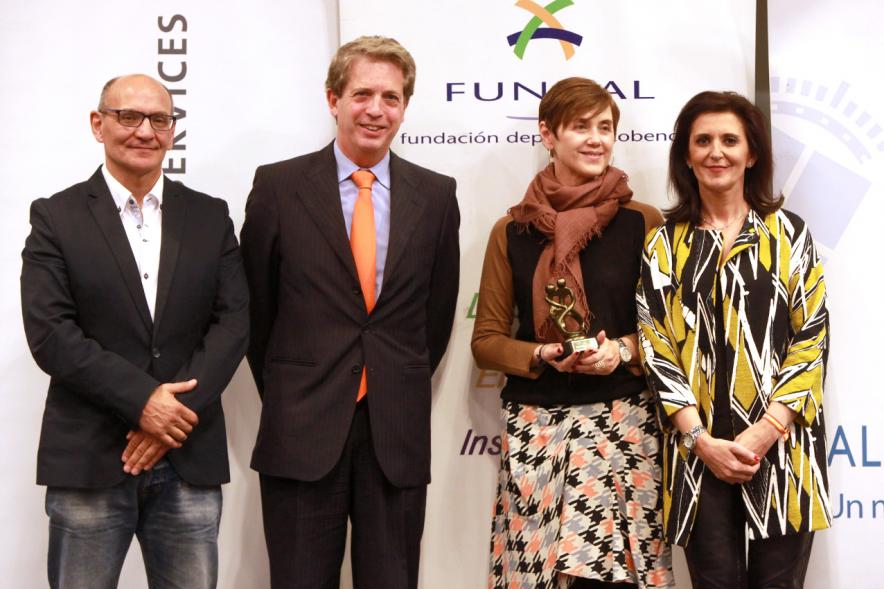 Exposocial FUNDAL 2016 - Imagen de una premiada posando delante del photocall de FUNDAL junto a otras personas.