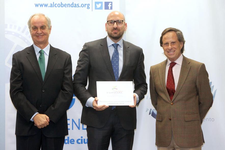 Representantes del consistorio y galardonado. 