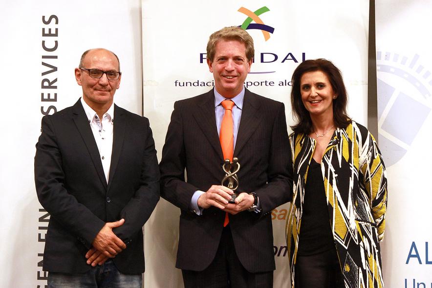 Exposocial FUNDAL 2016 - Imagen de un premiado posando delante del photocall de FUNDAL junto a otras personas.